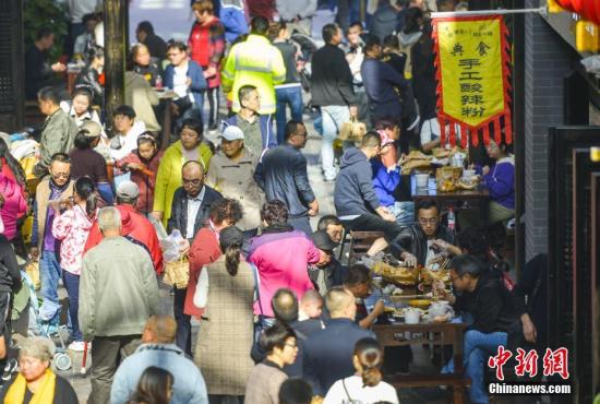 10月7日，国庆假期的最后一天，位于新疆乌鲁木齐市南郊闲来小镇的“宽窄巷子”美食街依然人头攒动，游客络绎不绝。 <a target='_blank' href='//www.chinanews.com/'>中新社</a>记者 刘新 摄